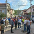 Žitelji Delijskog visa protestovali zbog neasfaltiranih ulica, najavljuju i blokadu pruge na Trošarini