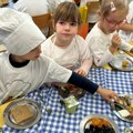 (Video) Srednjoškolci spremali hranu s klincima iz vrtića Evropski dan pravilne ishrane i kuvanja sa decom