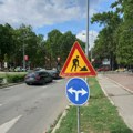 Nesvakidašnja scena na Novom Beogradu: Automobil prošao kroz radove na putu, pa propao u duboku rupu (foto)