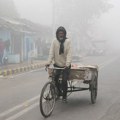 Hladnoća i gusta magla izazvali saobraćajni haos u Nju Delhiju: Glavni grad Indije danas najzagađeniji na svetu