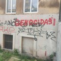 "Genocidaši": Na zgradi pored ambasade Srbije u Sarajevu ispisan neprimereni grafit: "Vandalski čin, počinioci da se privedu…