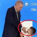 Erdogan ošamario Dečaka! Dete moralo posle da poljubi ruku koja ga je udarila, skandal u Turskoj (video)