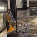 Neverovatni snimci potopa u Njujorku: Ljudi zaglavljeni u vozovima, dok bujica navire u vagone, metro pod vodom