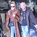 Bunda do poda, naočare na licu i punđa: Tea Tairović se ne odvaja od muža, dok on vuče kofere: Uhvatili smo ih na aerodromu u…