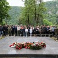 Parastosom i polaganjem venaca obeležen Dan pobede (foto)