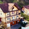(Foto) Ovo je porodična vila na tri sprata Džejle Ramović: Pevačica priznala simpatije prema kolegi, komšije otkrile sve njene…