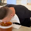 Ovaj Ginisov rekorder je pojeo kilogram meda za samo minut! Jedan od neobičnijih rekorda koji kruži internetom (video)