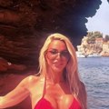 Gori Crna Gora zbog voditeljke Pinka! Skinula se u minijaturni bikini, bujno poprsje u prvom planu: Bojana Lazić pokazala…