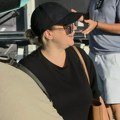 Ana Kokić sva u crnom na aerodromu: Pevačica zakamuflirana i u širokoj garderobi, gura veliki kofer i nosi kese (video)