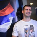 Ovolika reklama Srbije moguća je samo na auto trkama: Dušan Borković razvio džinovsku zastavu i oduševio navijače