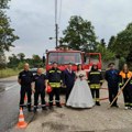 Nesvakidašnje venčanje vatrogasaca u kisaču Miroslava i Denis uveličali slavlje vatrogasne brigade