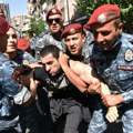 Jermenska policija privela 21 demonstranta koji traže ostavku premijera Pašinjana
