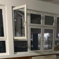 Kamenovana Osnovna škola "Braća Aksić" u Lipljanu, polomljeni prozori