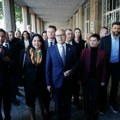 Prva izborna lista stigla u RIK: Vučević predao potpise građana koji su podržali listu "Aleksandar Vučić - Srbija ne sme…