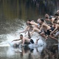 Danas je da dan kad Bugari plivaju za časni krst i novi snimci tradicionalnog kupanja u ledenoj vodi će vas oduševiti (foto…