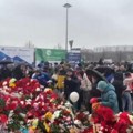Ljudi se okupili na mestu tragedije! Narod stoji na kiši, cveće i igračke na ulici: Neverovatan snimak iz Moskve (video)