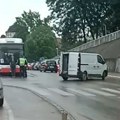 Teško povređen starac kojeg je kod bolnice udario autobus