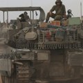 Izraelski tenkovi napreduju glavnim putem koji deli grad Rafu