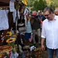 Vučić u Medveđici: Važno je da razgovarate s ljudima; Video sam "spisak želja" FOTO