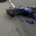 Izgubio kontrolu motorom pa se zakucao u auto: Policija i Hitna pomoć na terenu (video)