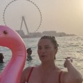 Popularnoj folkerki (51) muž ne da da smanji prirodne grudi, a zbog njenih slika u kupaćem svi iskolačili oči: "Bolje da…