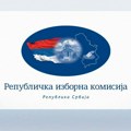 Protest grupa građana i studenata ispred sedišta RIK-a, kod Pionirskog parka policija