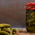 Ne izlazite na ulicu, bez kiselog krastavca Milioni ljudi ovo rade, kad čujete za šta je dobro i vi ćete