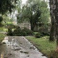 Nevreme protutnjilo blizu granice sa Srbijom, vetar odneo skoro ceo sprat zgrade: Snimci lede krv u žilama