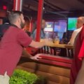 Navijač prišao čoveku koji je otpustio Dončića iz Dalasa pa krenuo da ga brutalno vređa! Šok snimak zapalio društvene mreže -…