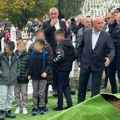 Unuk Halida Bešlića neutešno plače nad Halidovim grobom: Dirljive scene na groblju, otac Dino ga teši