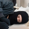 Epski fijasko provalnika Opelješio kuću pa odlučio da dremne vlasnica ga zatekla u krevetu pored ukradenog televizora i…