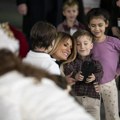 "Pa ona ne zna engleski", Melanija Tramp čitala deci božićnu priču, a ljudi na mrežama je ocrnili: "Nema ni emocije" (video)…