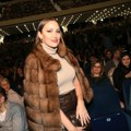 Kožna suknja, rolka i skupocena bunda: Sve oči uprte u Aleksandru Prijović na koncertu Emine Jahović: "Ovo mi dođe kao…