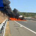 Drama na auto-putu kod Ljiga: Zapalilo se vozilo nasred kolovoza, očekuje se dolazak vatrogasaca