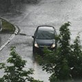 VIDEO Snažno nevreme pogodilo Sremsku Mitrovicu i Apatin: Pljuskovi i grâd otežali saobraćaj, srušeno drvo pokidalo kablove…