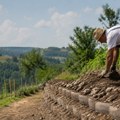 Beton mu bio preskup, pa smislio genijalno rešenje! Evo od čega poljoprivrednik pravi stabilne zidove: Sada ga svi u selu…