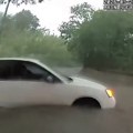 (Video) "Imamo bebu u autu!" Roditelji bili zarobljeni sa detetom u kolima u vodi, spaseni u poslednjoj sekundi