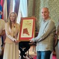 Ljubavne pesme na običan način: Zoranu Ćiriću u Vršcu uručena prestižna nagrada za poeziju „Vasko Popa“