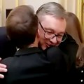 Ovako je Makron dočekao Vučića: Srdačan pozdrav dvojice lidera u Jelisejskoj palati: "Važno je da uvek budemo tamo gde se…