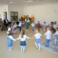 Osmesi, pesma i najlepše poruke iz vrtića „Bubamara“: Deca poželela više ljubavi, razumevanja i tolerancije (foto, video)…