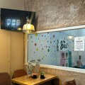(Foto) Još jedno neobično biračko mesto u Beogradu: Građani glasaju u dečjoj igraonici, od ranog jutra stižu na biralište…