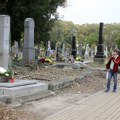 U nedelju su Svi sveti, pa se očekuju veća poseta grobljima. JGSP uvodi više polazaka. „Lisje“ uputilo apel građanima.