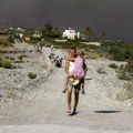 Masovna evakuacija turista zbog velikih požara na Rodosu, Krfu i Eviji