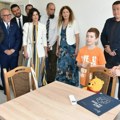 Dodeljeno 20 ključeva za socijalne stanove: Ministri Starović i Vesić na uručenju "ulaznica" u nove domove, u Valjevu…