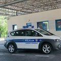 Policajci zaustavili vozilo, a onda se šokirali kada su videli ko je za volanom i koga krije: "Devojčice, šta to radiš?!"