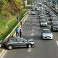 Žestoka nesreća na Dušanovcu: Prednji deo vozila smrskan, stvara se velika gužva (foto)