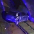 Bizarna nesreća u Nišu! Auto sleteo na pešački podvožnjak, policija pokušava da izvuče vozilo (Video)