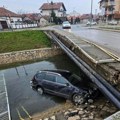 Filmska potera u Bijeljini: Vozač "pasata" završio u reci nakon bega od policije, komadi stakla rasuti su svuda okolo