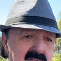 Haris Džinović bez šešira neprepoznatljiv: Prizor koji se retko viđa ostavio ljude bez teksta - u javnosti nikad ne ide bez…