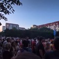 Protesti i blokade u gradovima širom Srbije: Građani u Novom Sadu skandiraju „ruke su vam krvave“ u ulici gde živi Miloš…